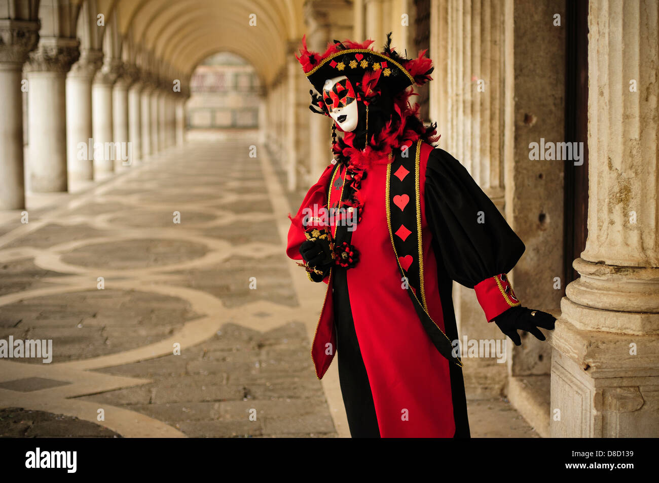 Ein Mann in einem Harleuquin Kostüm während der Karneval Venedig. Stockfoto