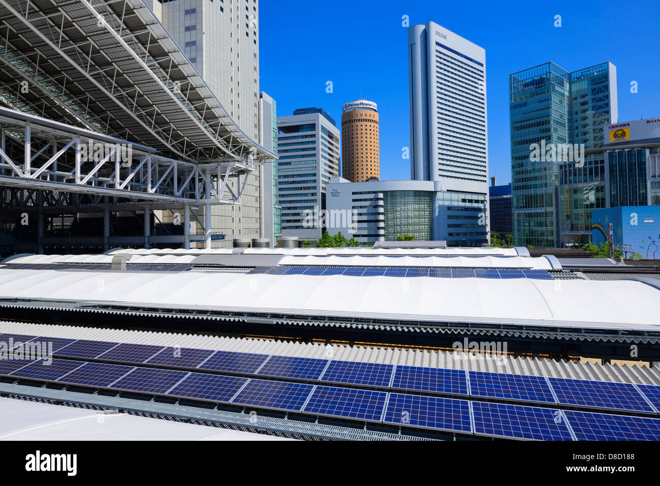 Solarstrom und Osaka Station Stockfoto
