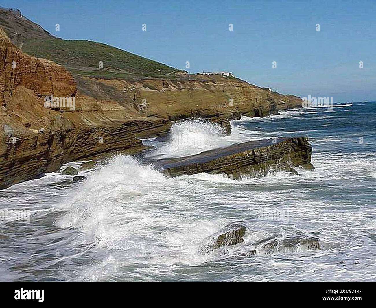 Eine weite Aussicht auf eine Meereslandschaft, die den Horizont zeigt, wo das Wasser auf den Himmel trifft. Das ruhige Wasser und der blaue Himmel sorgen für eine friedliche und weitläufige Szene. Stockfoto