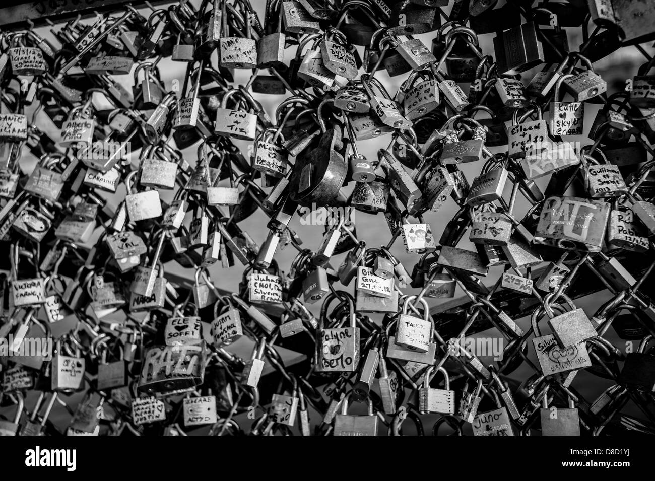 Liebesschlösser auf der Brücke Pont des Arts. Stockfoto