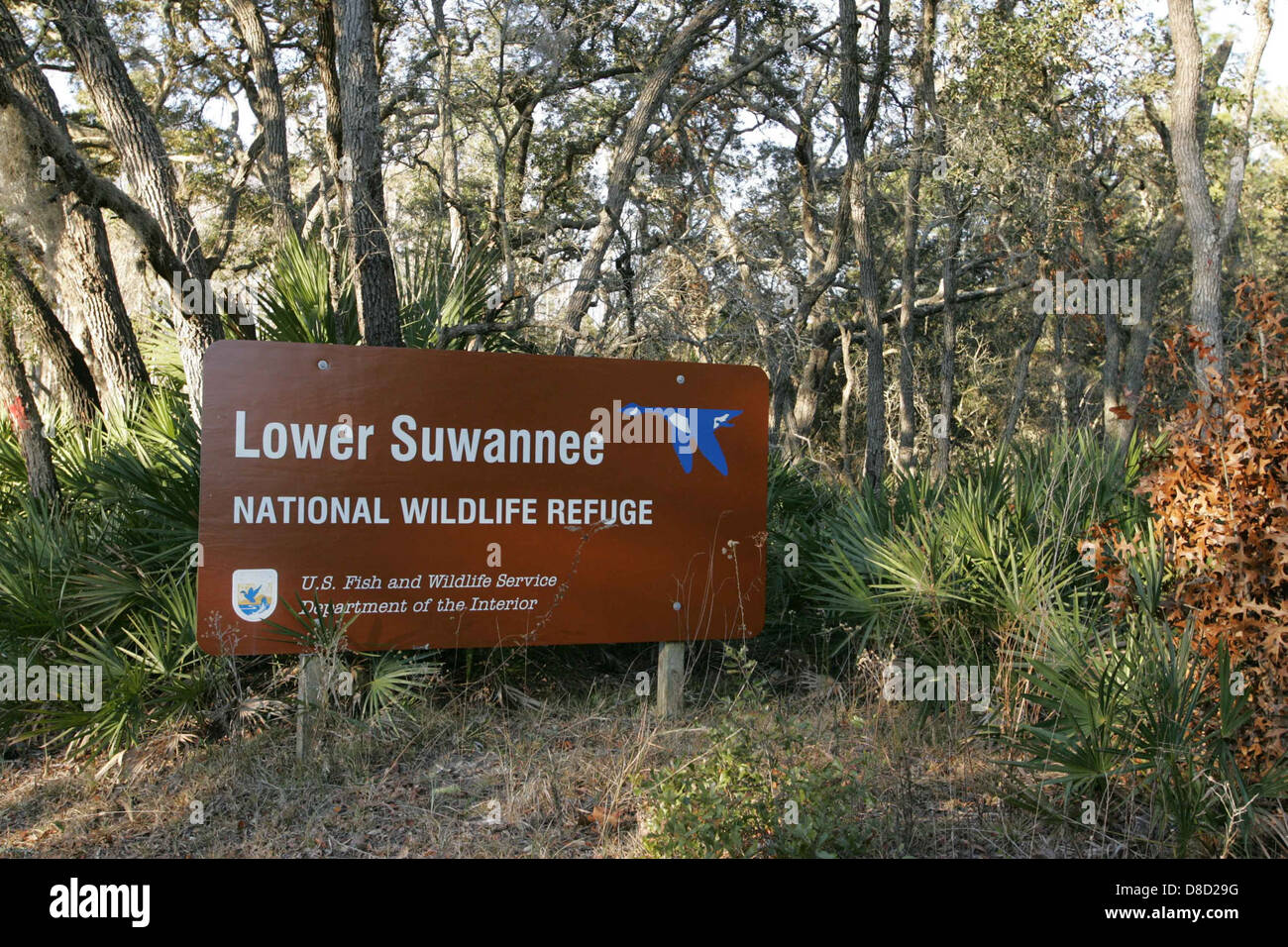 Das Schild am Lower Suwannee National Wildlife Refuge, einem Naturschutzgebiet in Florida. Dieses Refugium ist die Heimat einer vielfältigen Tierwelt und bietet Möglichkeiten zur Vogelbeobachtung, zum Wandern und zur Umwelterziehung. Stockfoto