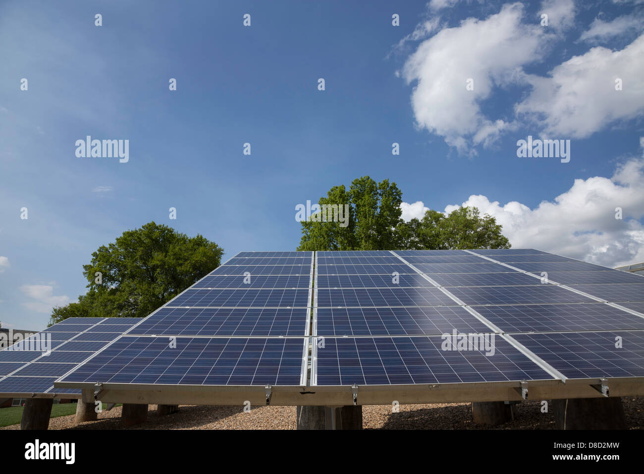 Solar-Panel an sonnigen Tag Stockfoto