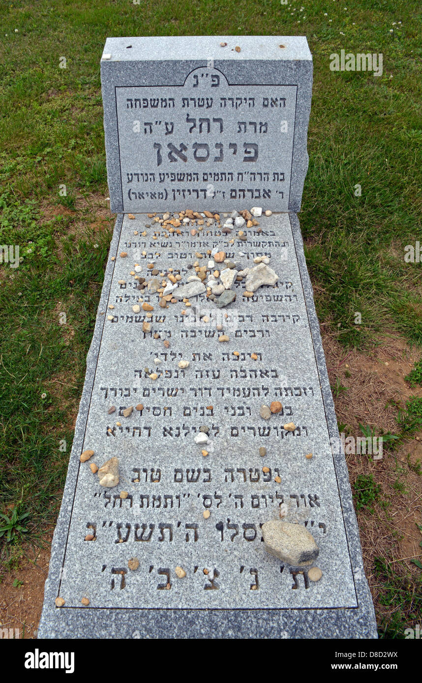 Jüdische Grabstein auf dem Friedhof neue Montefiore in Cambria Heights, Queens, New York City. Mit Steinen vom Besucher Stockfoto