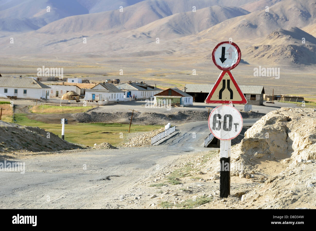 Verkehrszeichen auf Pamir Highway außerhalb Alichur Dorf auf dem Pamir plateau Stockfoto