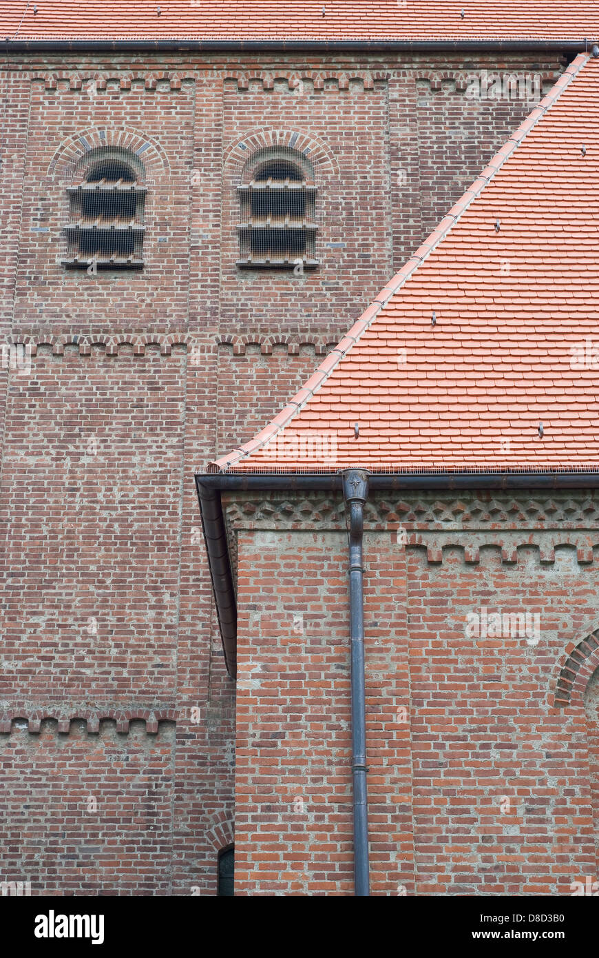 Backsteinkirche mit Ziegeldach in Deutschland Stockfoto