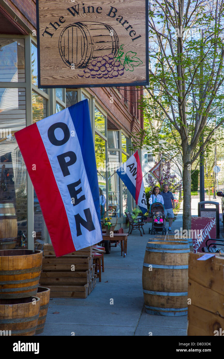 Menschen beim Einkaufen in dem Dorf Hammondsport in der Finger Lakes Region des Staates New York Stockfoto