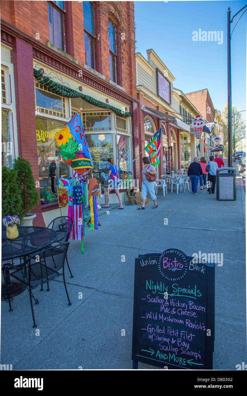 Menschen beim Einkaufen in dem Dorf Hammondsport in der Finger Lakes Region des Staates New York Stockfoto
