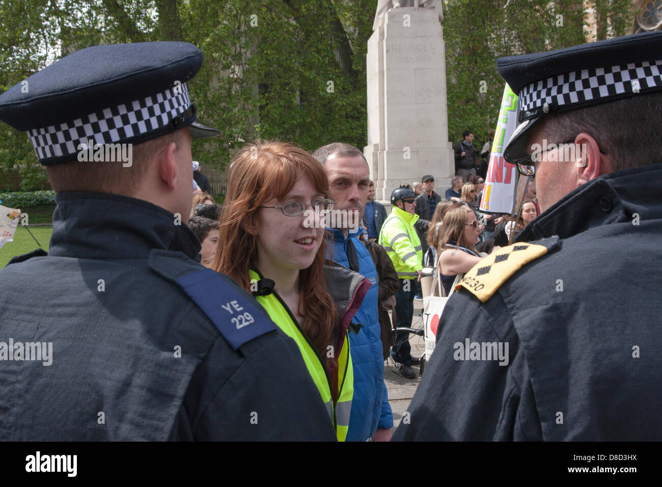 2013-05-25 Westminster, London. Eine Protest-Veranstalter spricht mit der Polizei, nachdem mehrere hundert Anti-Monsanto Demonstranten am Old Palace Yard außerhalb der Houses of Parliament in London angekommen. Stockfoto