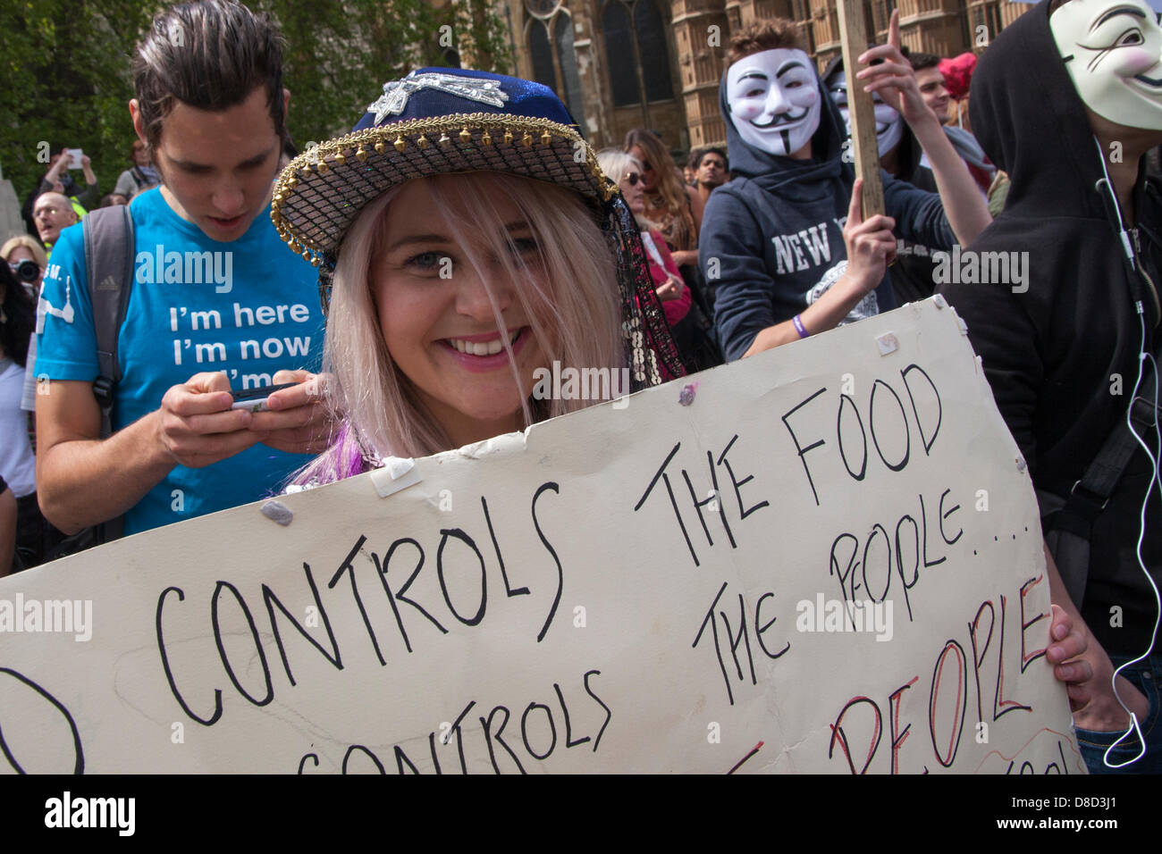 2013-05-25 Westminster, London. Eine junge Aktivist mit ihrem Banner Proteste gegen Samen Riesen Monsanto und gentechnische Veränderung in London. Stockfoto