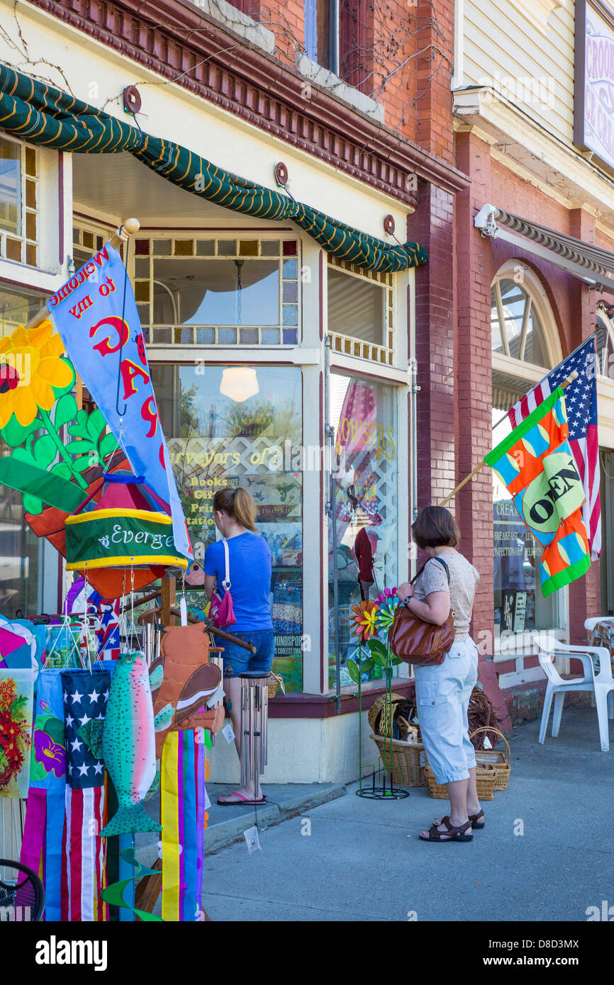 Menschen beim Einkaufen in dem Dorf Hammondsport in der Finger Lakes Region des Staates New York Stockfoto