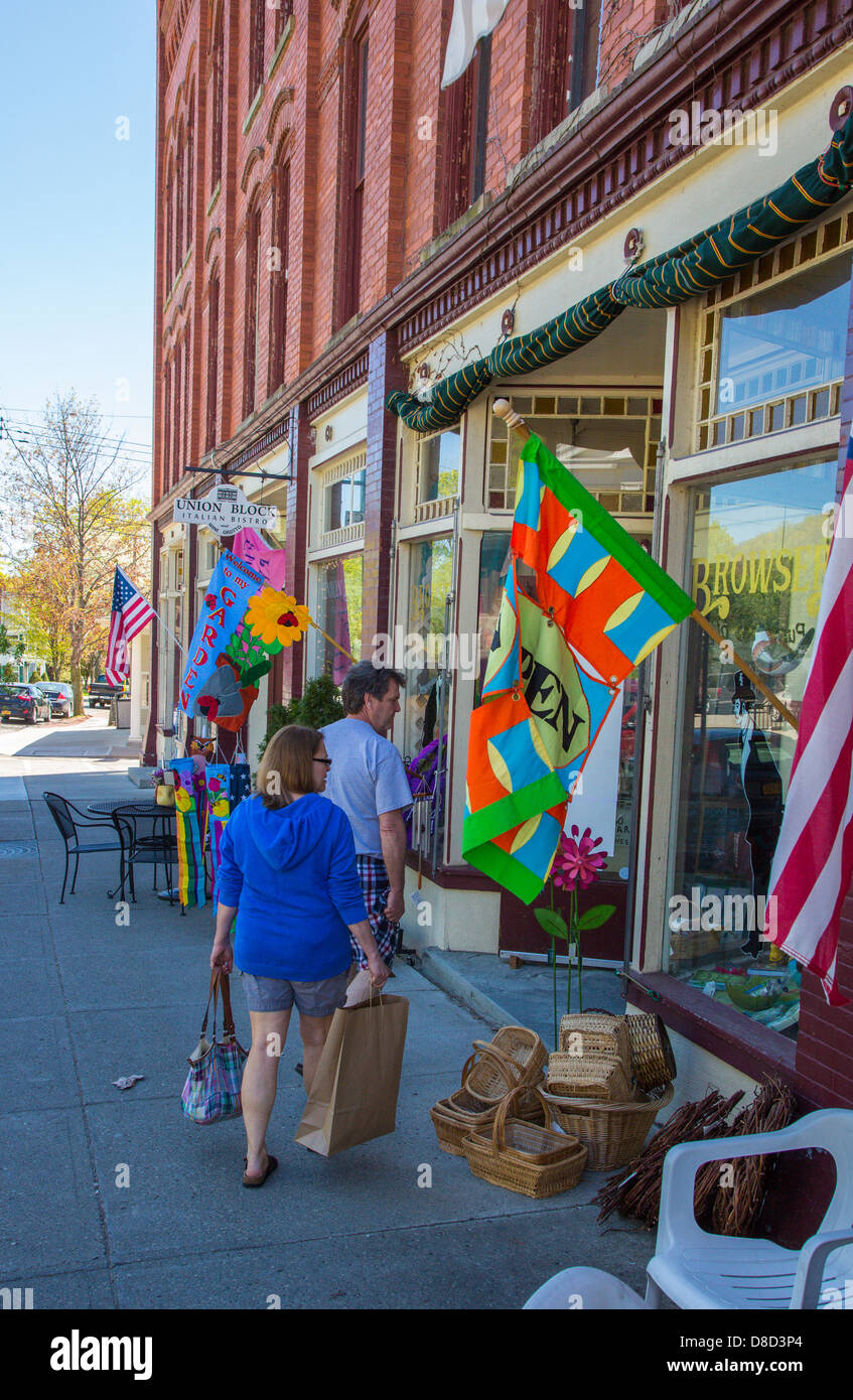 Menschen beim Einkaufen in dem Dorf Hammondsport in der Finger Lakes Region des Staates New York Stockfoto