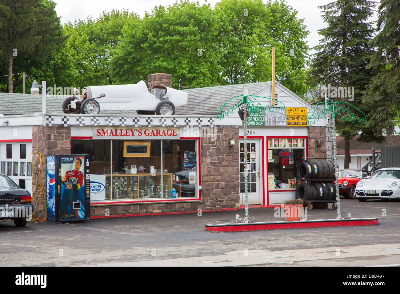 Historische F1-Tech-Inspektion bei Smalleys Garage in Watkins Glen in der Finger Lakes Region des Staates New York Stockfoto