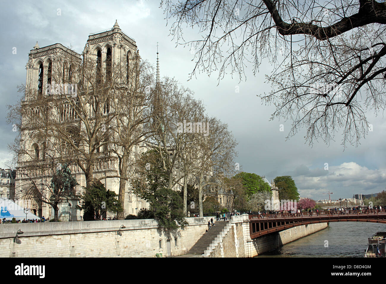 Notre Dame de Paris, vom linken Ufer aus gesehen Stockfoto