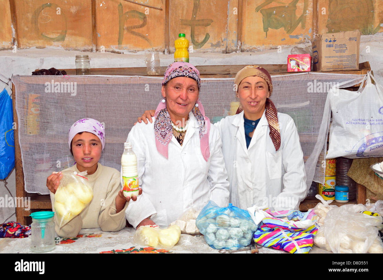 Kirgisische Frauen verkaufen Milchprodukte auf dem Markt in Murgab, einer kirgisischen Stadt des Pamir-Gebirge Stockfoto