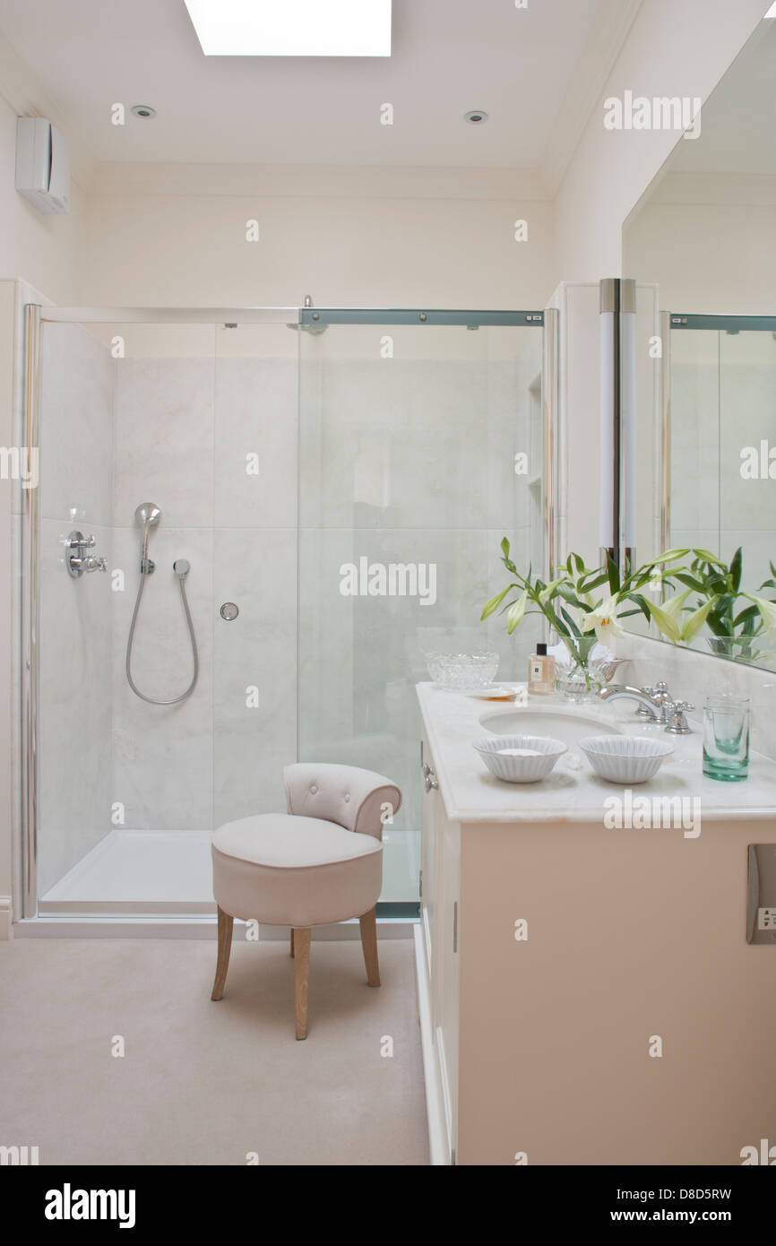 Badezimmer Waschbecken und Dusche Kabine Stockfoto