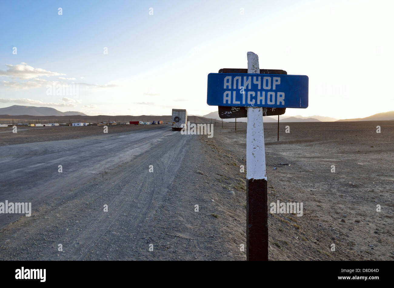 Straßenschild auf Pamir Highway außerhalb Alichur Dorf auf dem Pamir plateau Stockfoto