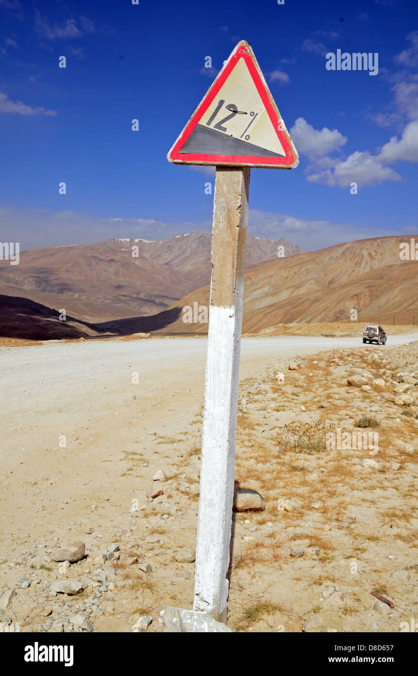 Straßenschild auf Pamir Highway Stockfoto