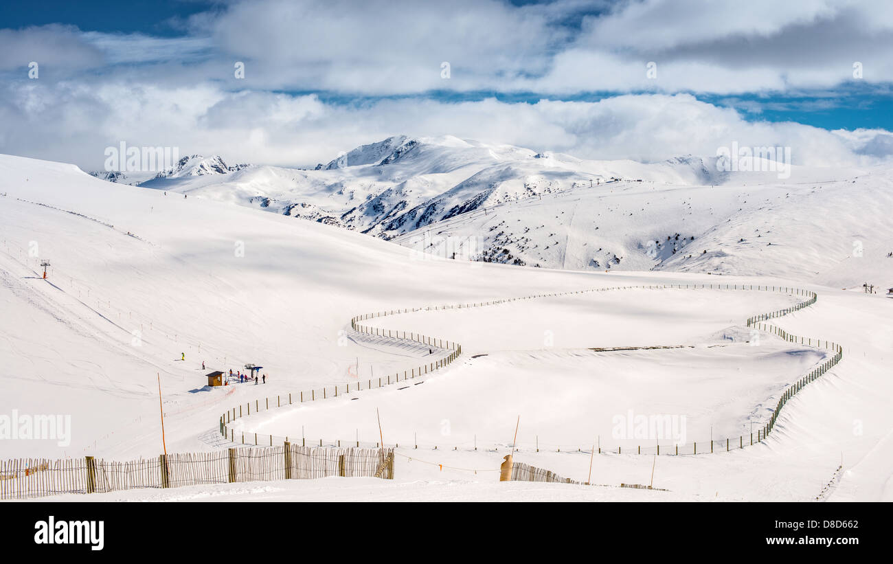 Berge, Himmel, Landschaft, Luft, Winter, Panorama, Tourismus, Reisen, Schönheit, Sport, weiß, blau, felsig, Natur, Skyline, Hügel Stockfoto