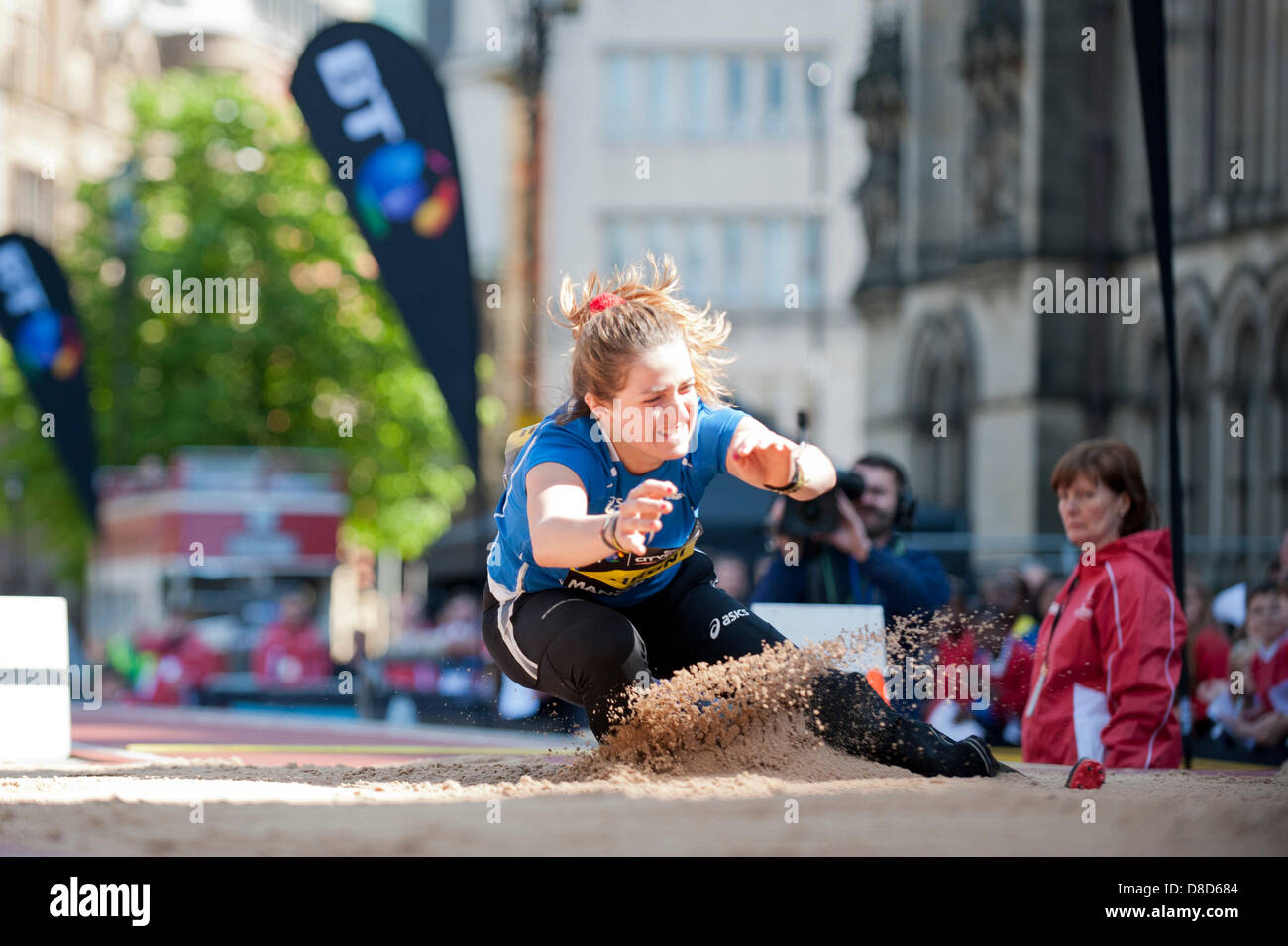 MANCHESTER, VEREINIGTES KÖNIGREICH. 25. Mai 2013. Martina Caironi Italiens landet um 4. IPC Womens Long Jump (T42/T44) Veranstaltung am Albert Square, Manchester, während in 2013 BT große CityGames statt. Die Paralympics traten gegen Iris Pruysen (Niederlande, 1.), Kelly Cartwright (Australien, 2.) und Stefanie Reid (Großbritannien, 3. Platz). Bildnachweis: News Schüsse Nord/Alamy Live News (nur zur redaktionellen Verwendung). Stockfoto