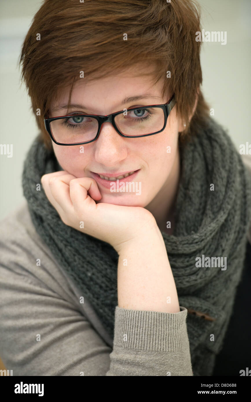 Porträt von lächelndes Mädchen mit Brille Stockfoto