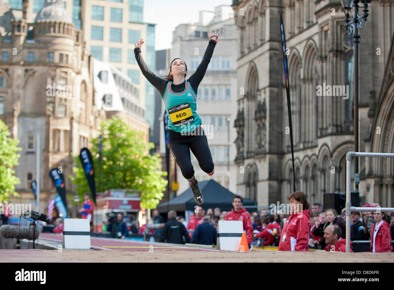 MANCHESTER, VEREINIGTES KÖNIGREICH. 25. Mai 2013. Stefanie Reid aus Großbritannien springt um 3. Womens IPC Weitsprung (T42/T44) Veranstaltung am Albert Square, Manchester, während in 2013 BT große CityGames statt. Der Paralympischen F44 Weitsprung Silber-Medaillengewinner traten gegen Iris Pruysen (Niederlande, 1.), Kelly Cartwright (Australien, 2.) und Martina Caironi (Italien, 4.). Bildnachweis: News Schüsse Nord/Alamy Live News (nur zur redaktionellen Verwendung). Stockfoto