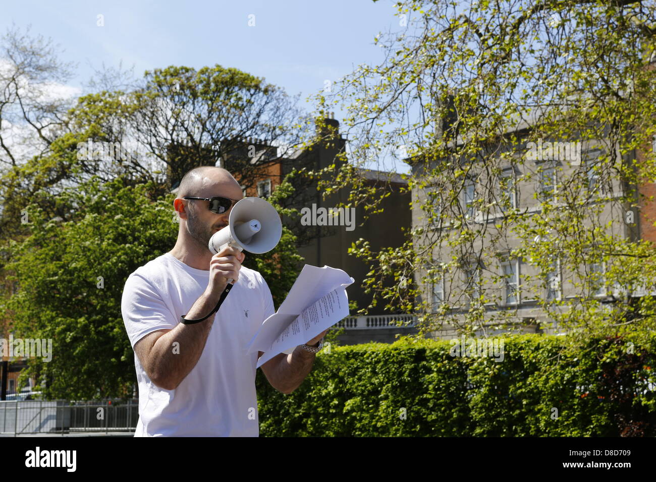 Dublin, Irland. 25. Mai 2013. Tony O'Brien, Adressen der Veranstalter der "Marsch gegen Monsanto" in Dublin die Menschenmenge auf dem Garden of Remembrance, erzählt sie über die Praktiken von Monsanto und was dagegen getan werden sollte. Hunderte von Menschen stellte sich heraus, dass es sich für den "Marsch gegen Monsanto" in Dublin aus dem Garden of Remembrance, Department of Agriculture. Der Protest ist Teil einer internationalen Tag des Protests gegen das landwirtschaftliche Unternehmen Monsanto und seine Geschäftspraktiken als auch gegenüber gentechnisch veränderten Lebensmitteln. Bildnachweis: Michael Debets/Alamy Live-Nachrichten Stockfoto