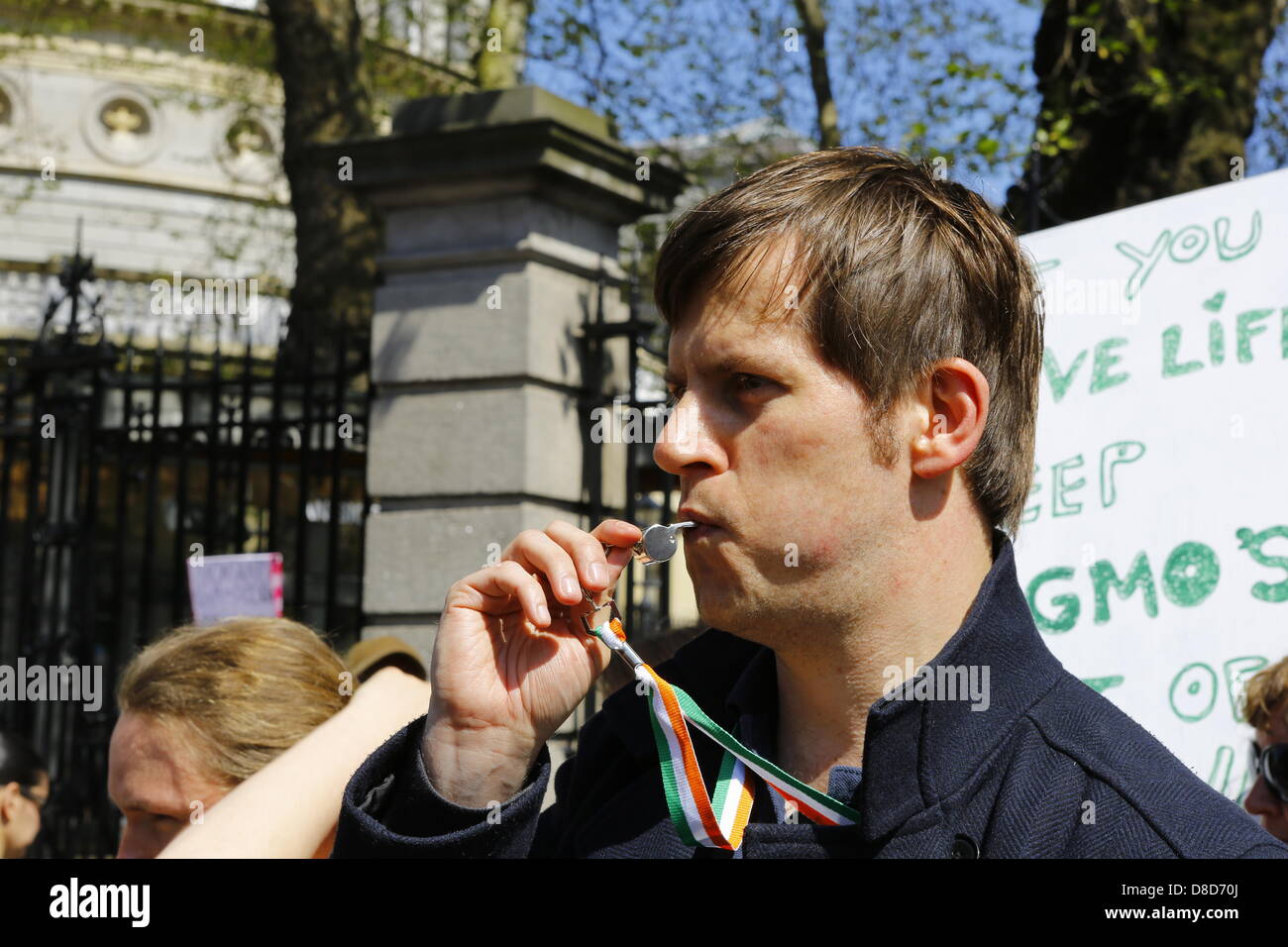 Dublin, Irland. 25. Mai 2013. Ein Demonstrant bläst einen Pfiff während der "Marsch gegen Monsanto" zu machen Lärm, den Protest zu hören bekommen.  Hunderte von Menschen stellte sich heraus, dass es sich für den "Marsch gegen Monsanto" in Dublin aus dem Garden of Remembrance, Department of Agriculture. Der Protest ist Teil einer internationalen Tag des Protests gegen das landwirtschaftliche Unternehmen Monsanto und seine Geschäftspraktiken als auch gegenüber gentechnisch veränderten Lebensmitteln. Bildnachweis: Michael Debets/Alamy Live-Nachrichten Stockfoto