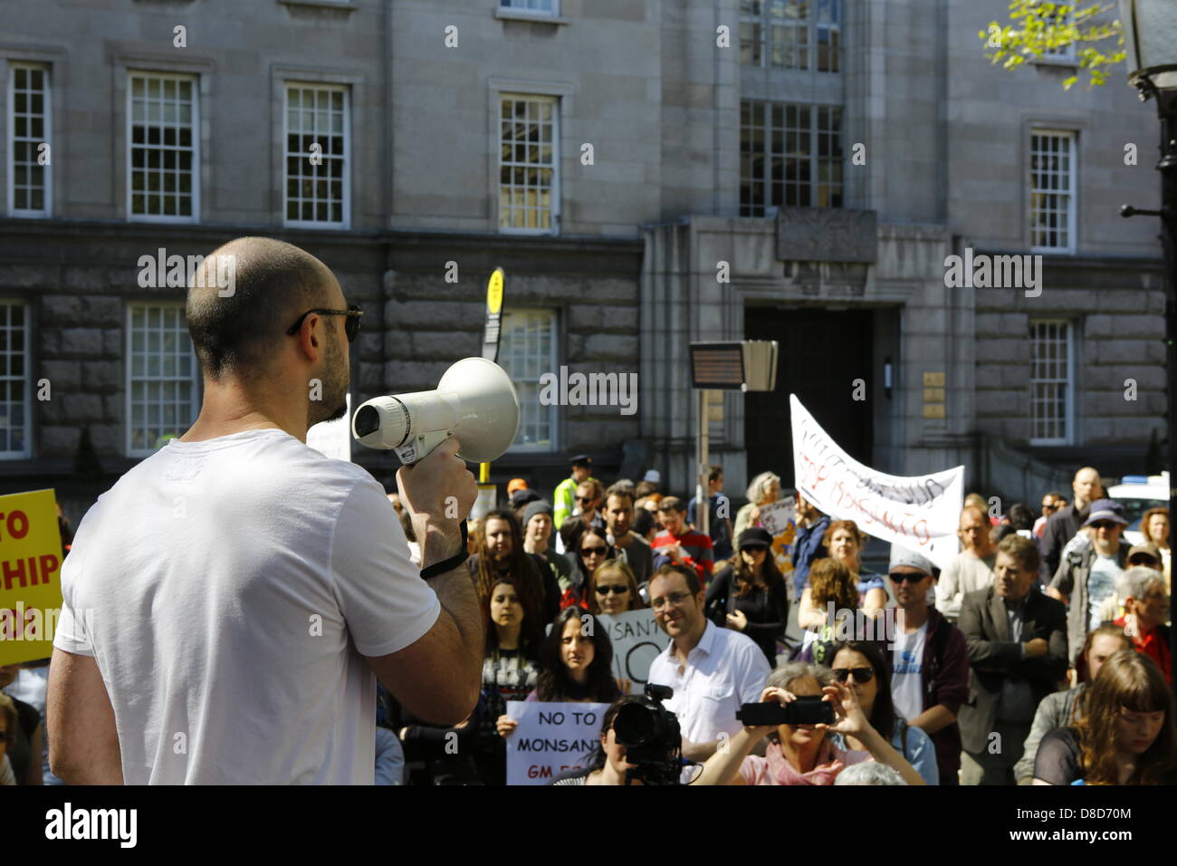 Dublin, Irland. 25. Mai 2013. Tony O'Brien, Adressen der Veranstalter der "Marsch gegen Monsanto" in Dublin die Menge außerhalb des Landwirtschaftsministeriums, erzählt sie über die Praktiken von Monsanto und was dagegen getan werden sollte. Hunderte von Menschen stellte sich heraus, dass es sich für den "Marsch gegen Monsanto" in Dublin aus dem Garden of Remembrance, Department of Agriculture. Der Protest ist Teil einer internationalen Tag des Protests gegen das landwirtschaftliche Unternehmen Monsanto und seine Geschäftspraktiken als auch gegenüber gentechnisch veränderten Lebensmitteln. Bildnachweis: Michael Debets/Alamy Live-Nachrichten Stockfoto