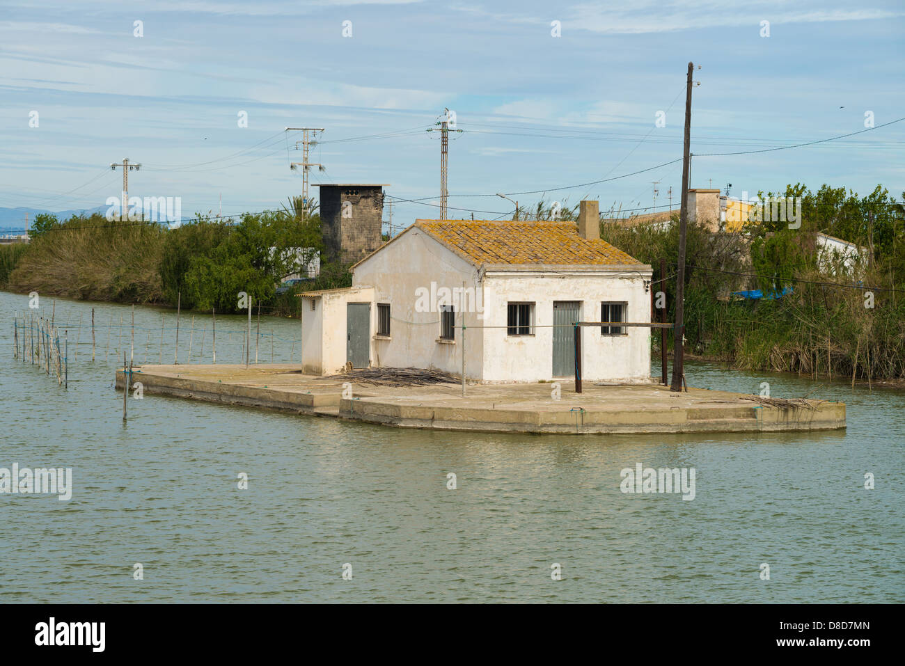 Valencianische Volksarchitektur in den Gewässern von La Albufera Stockfoto