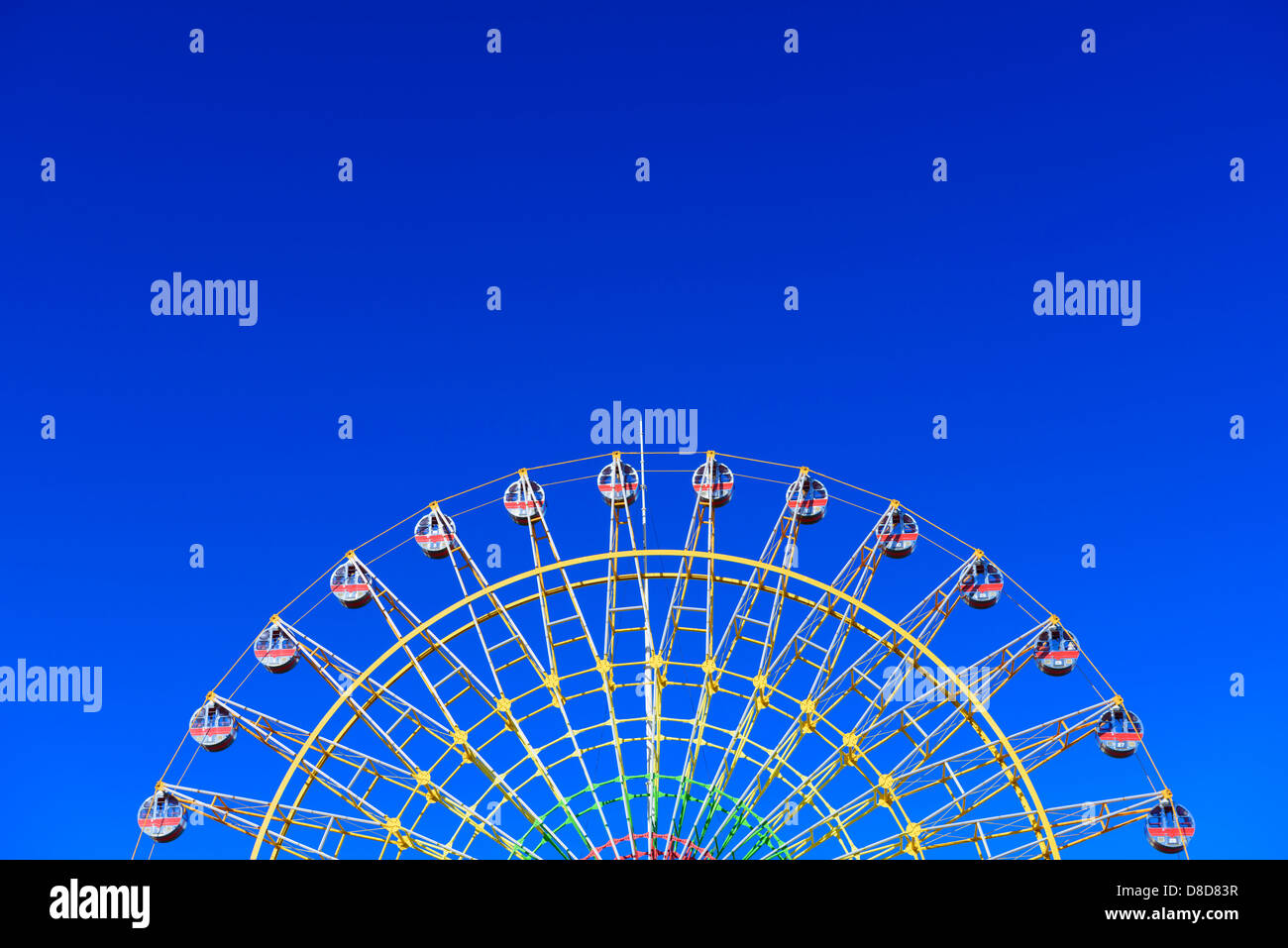 Riesenrad mit blauem Himmel Stockfoto