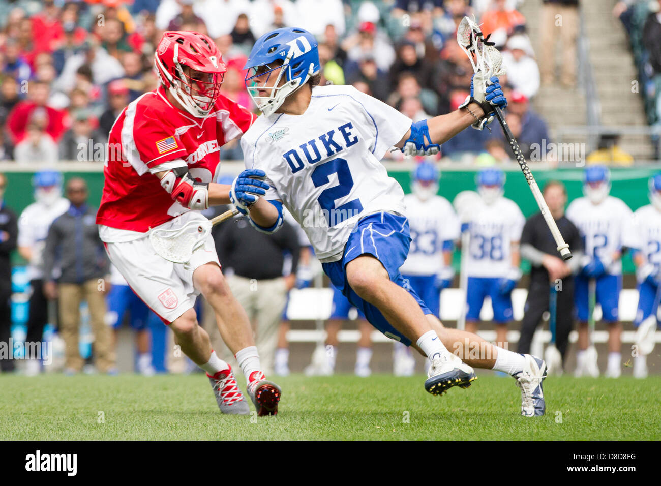 25. Mai 2013: Duke Blue Devils Mittelfeldspieler David Lawson (2) Laufwerke an das Netz mit Cornell Big Red Mittelfeldspieler Mike O'Neil (28) von ihm während der NCAA Division 1 Halbfinale Lacrosse Spiel zwischen Duke Blue Devils und Cornell Big Red am Lincoln Financial Field in Philadelphia, Pennsylvania. Stockfoto