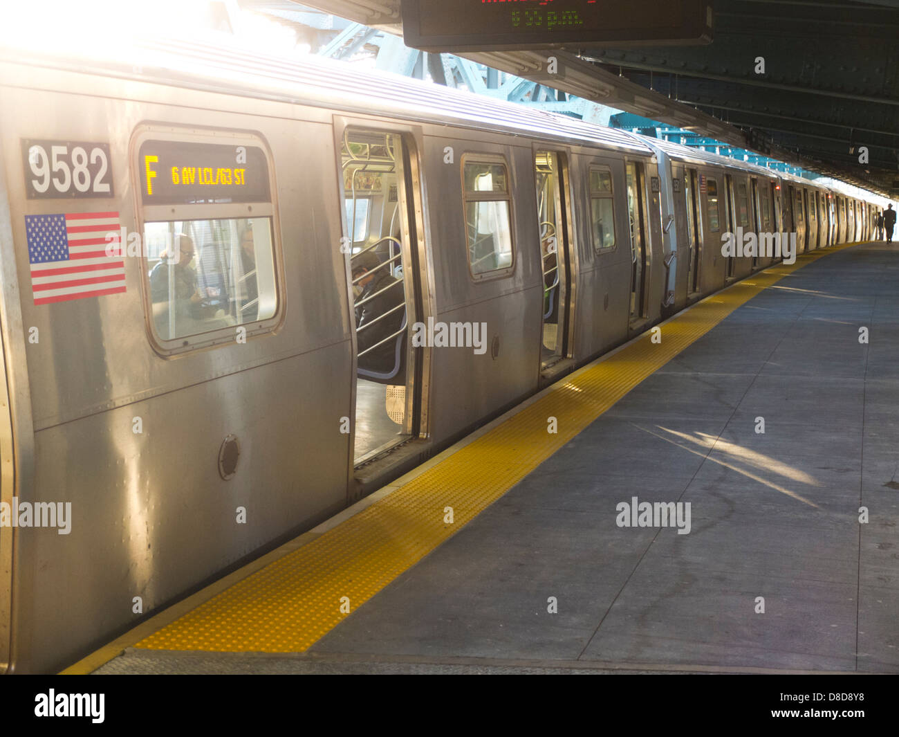 U-Bahn-Zug mit New York City im Hintergrund Stockfoto