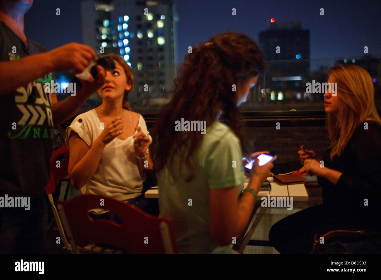 Frauen, die Zahlung der Rechnung in Restaurantbar auf der Dachterrasse in der Nacht, Nachtleben in Beyoglu, Istanbul, Türkei Stockfoto
