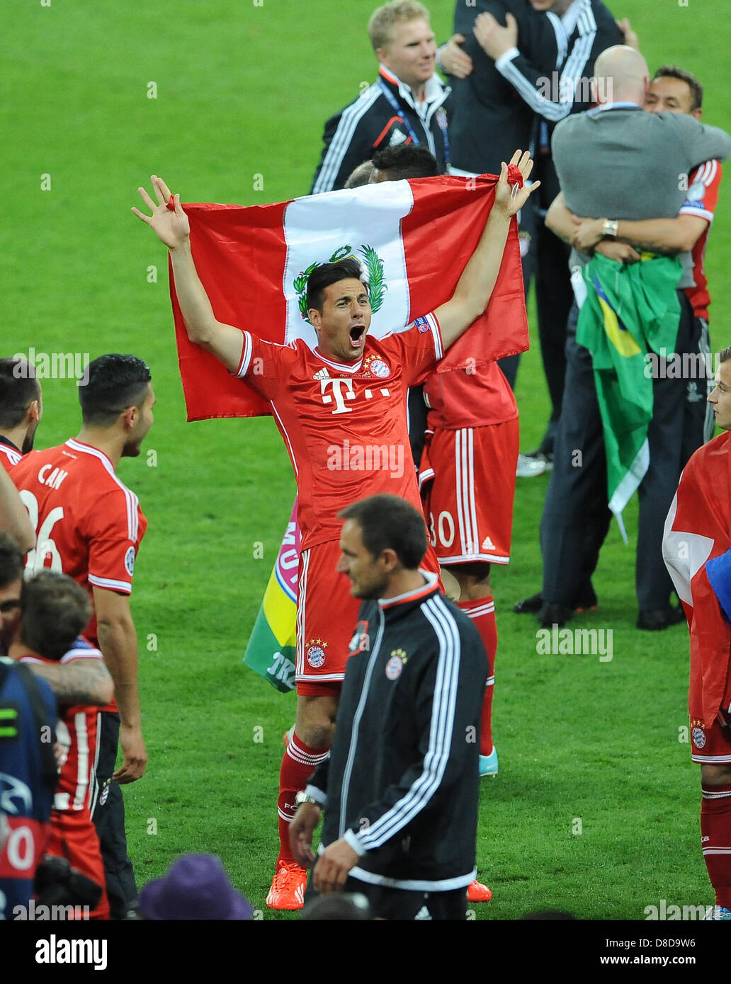 25.05.2013 London, England. Claudio Pizarro feiert nach Bayern Sieg in 2013 UEFA Champions League Finale zwischen Bayern München und Borussia Dortmund vom Wembley Stadion Stockfoto