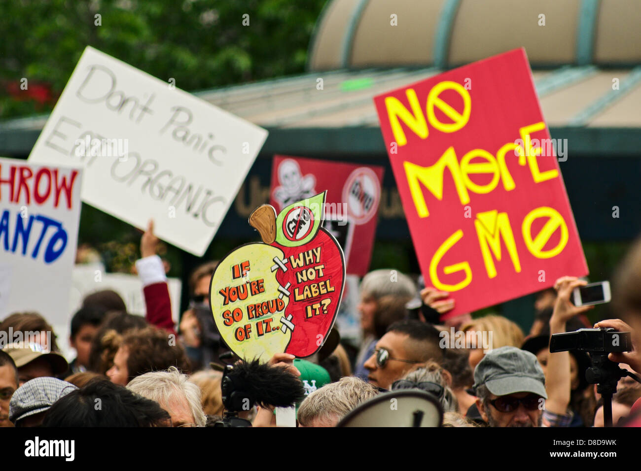 New York, NY, 25. Mai 2013.  Personen am New Yorker Union Square Zeichen Kündigung gentechnisch veränderten Lebensmittel während einer Kundgebung gegen Monsanto, die US-amerikanische Landwirtschaft und Biotechnologie Unternehmen.  Die Rallye und anschließende März war einer von vielen in den USA und in vielen anderen Ländern.  Organisatoren hoffen, das Wort über das was sie sagen, sind die schädlichen Auswirkungen von gentechnisch veränderten Lebensmitteln. Stockfoto