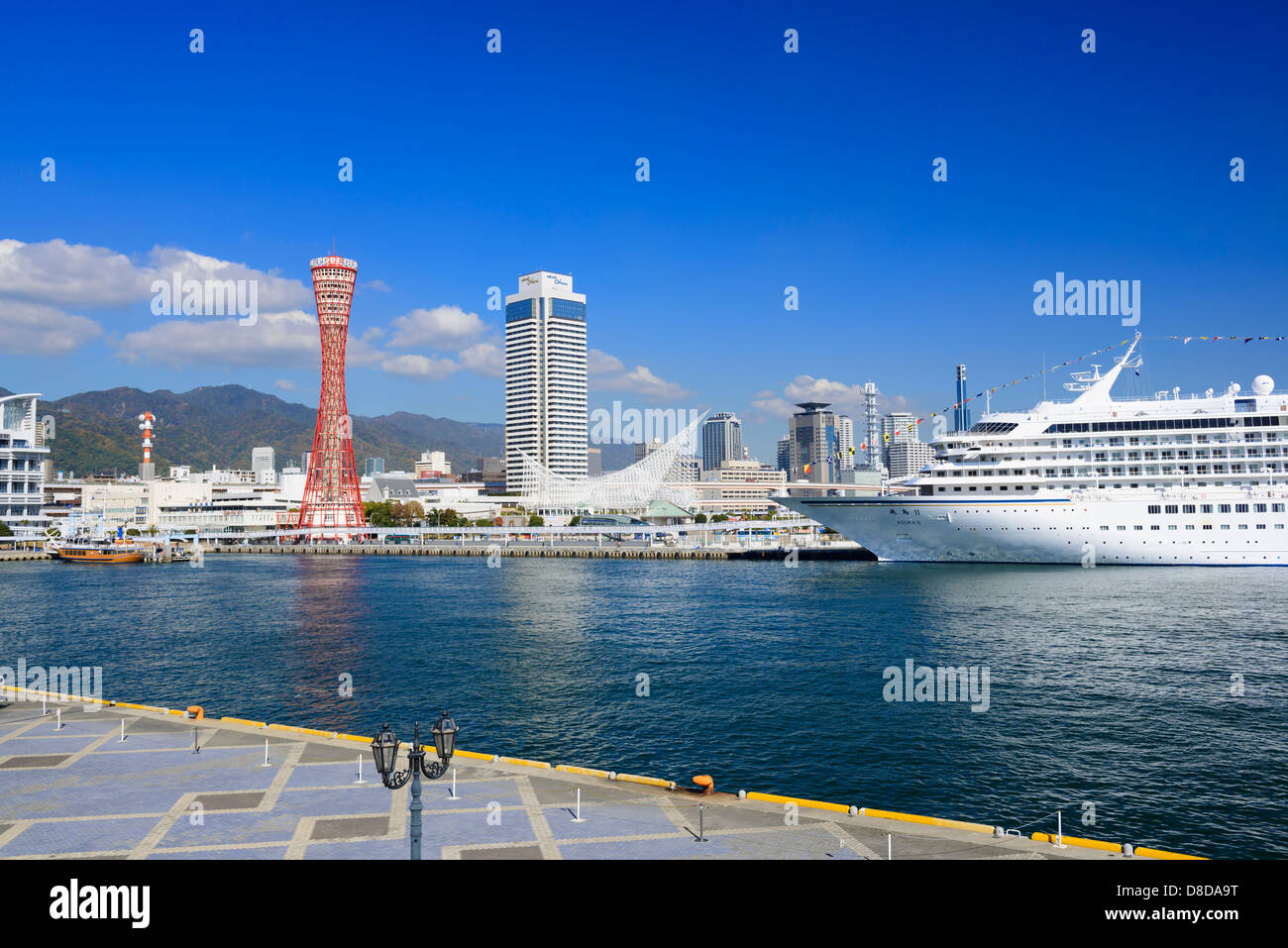 Hafen von Kobe und Port Tower Stockfoto