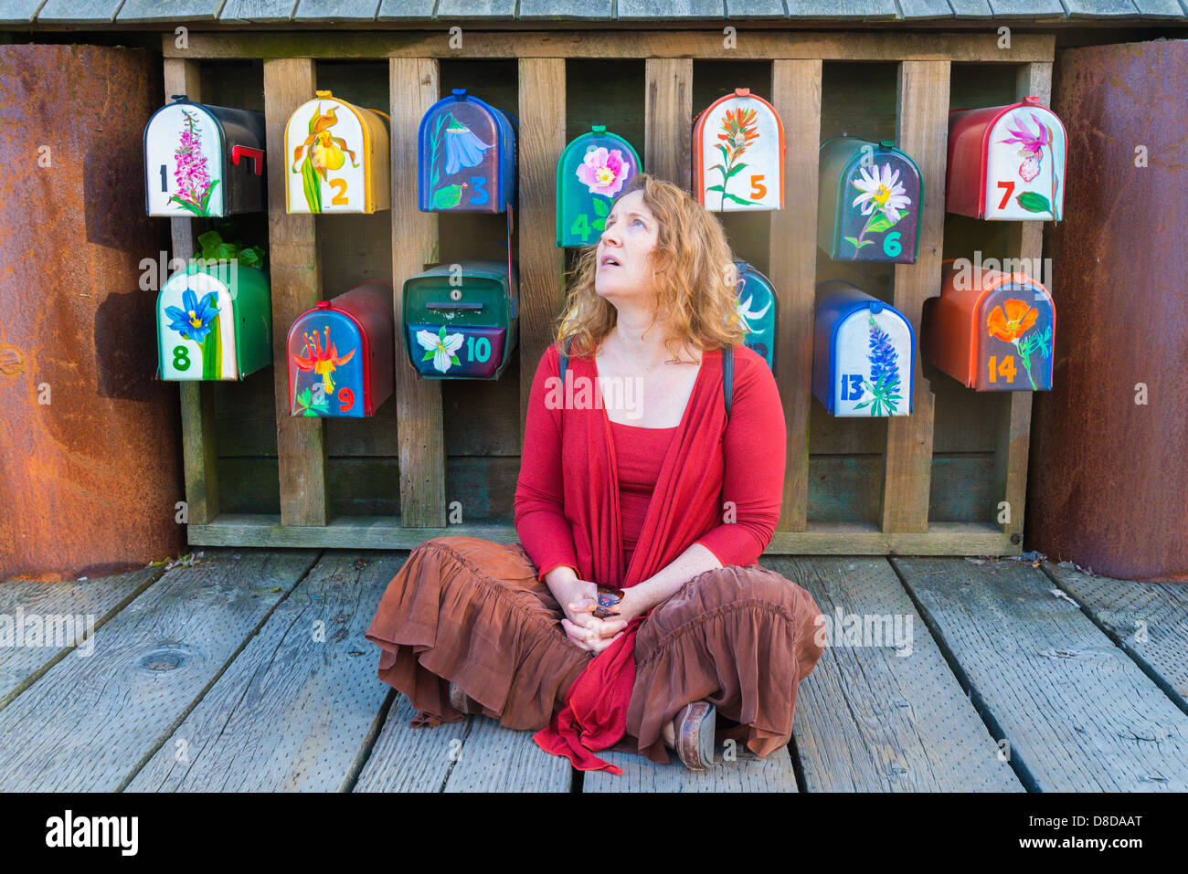 Frau und lackierten Briefkästen, Granville Island, Vancouver, Britisch-Kolumbien, Kanada Stockfoto