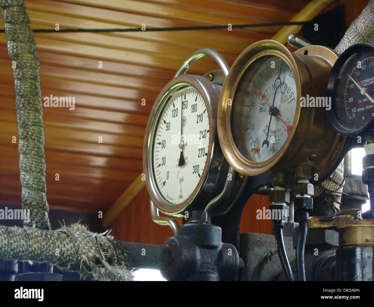 Diese Abbildung zeigt die Manometer an einer Dampflokomotive, die Druck, Temperatur und andere mechanische Messwerte hervorhebt, die für den Betrieb der Lokomotive erforderlich sind. Stockfoto