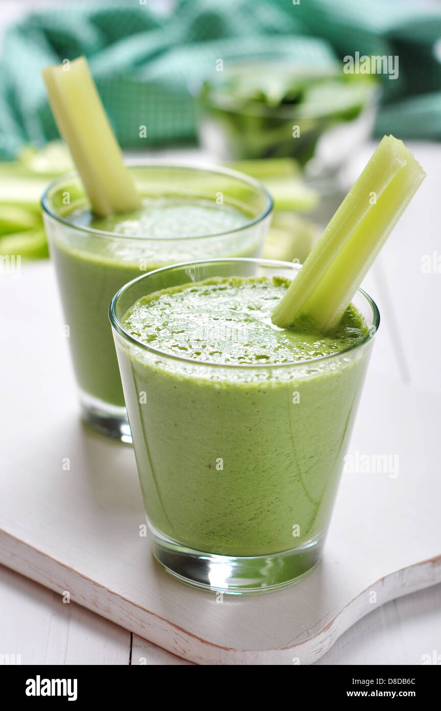 Grüne Gemüse Smoothie mit Sellerie und Spinat auf hölzernen Hintergrund Stockfoto