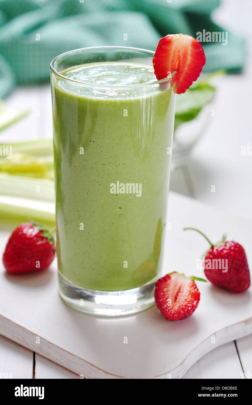 Grüne Gemüse Smoothie mit Sellerie und Erdbeeren auf hölzernen Hintergrund Stockfoto