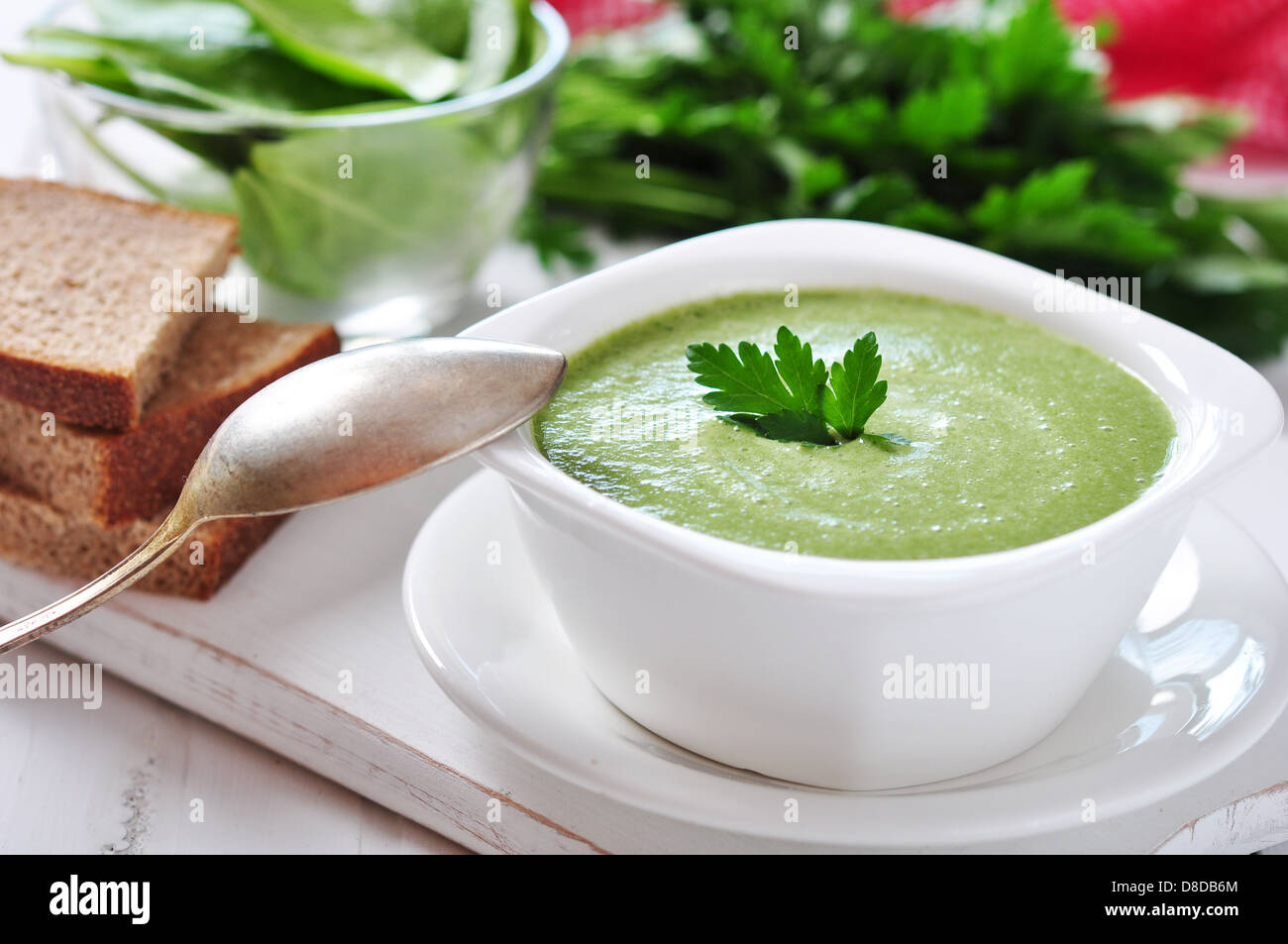 Spinat-Suppe in eine Schüssel auf einem hölzernen Hintergrund Stockfoto