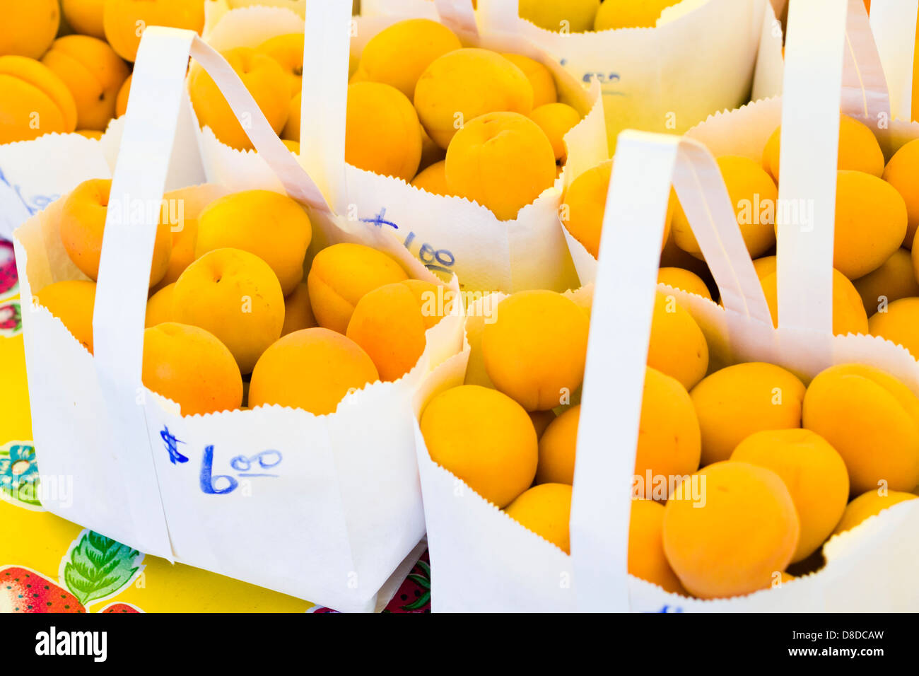 Frische Produkte zum Verkauf auf dem örtlichen Bauernmarkt. Stockfoto