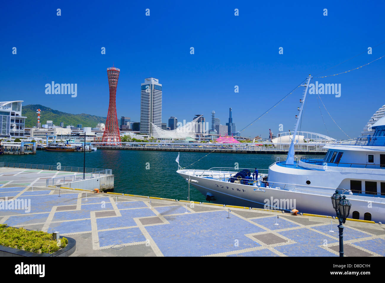 Hafen von Kobe und Port Tower Stockfoto