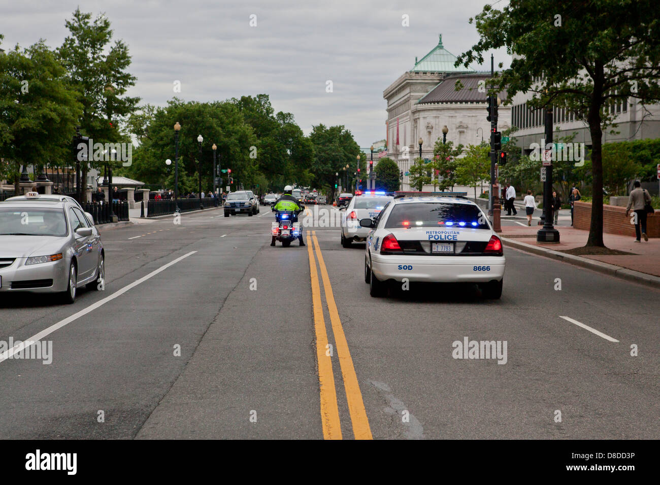 Polizei Autos folgende Demonstranten - Washington, DC, USA Stockfoto