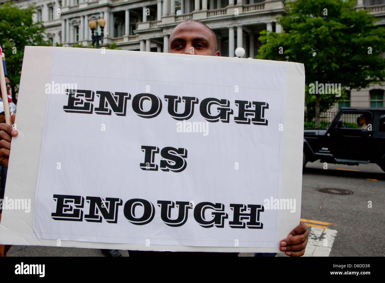 Mann hält ein Schild mit "Genug ist genug" bei protest Stockfoto
