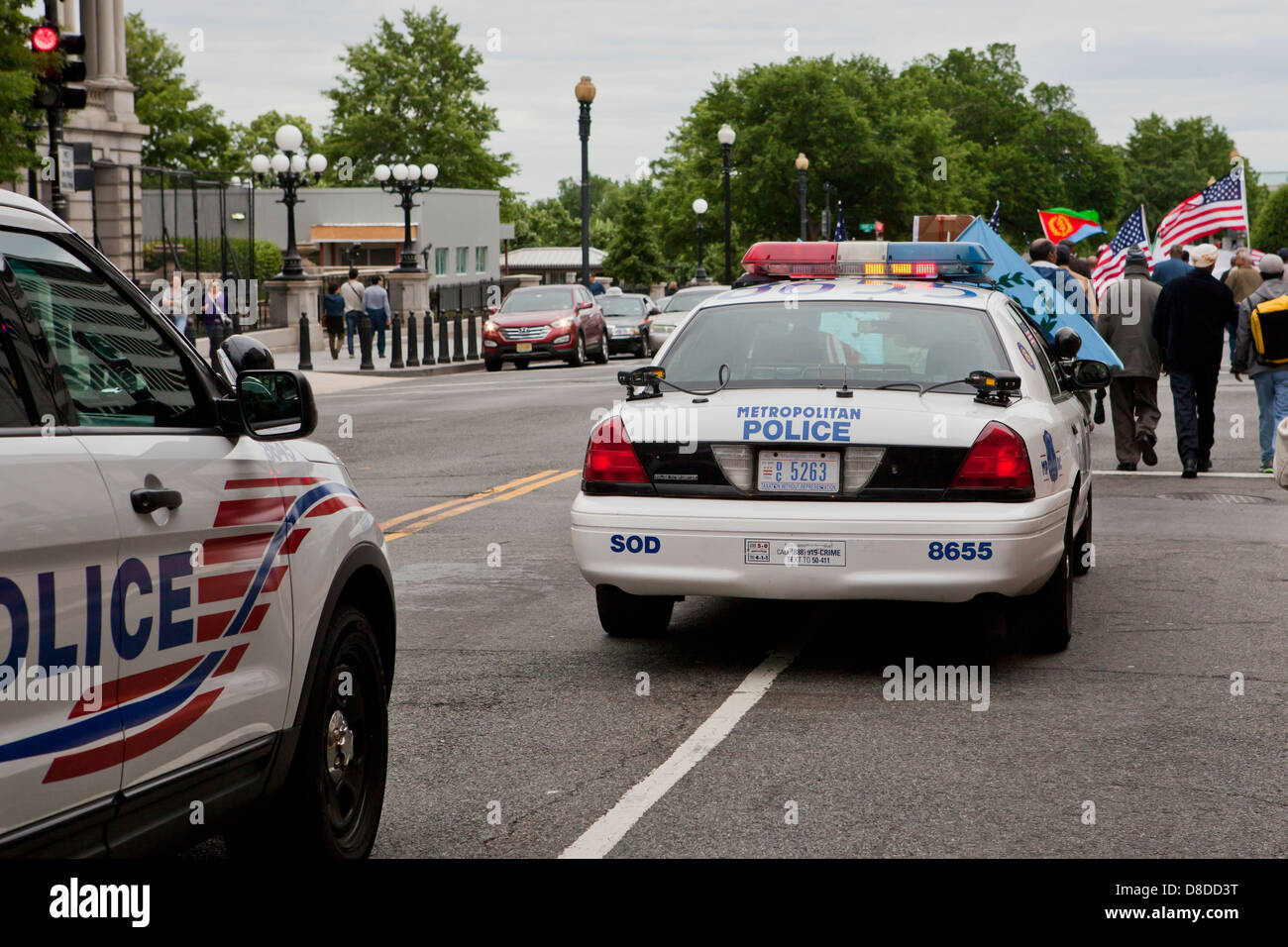 Polizei Autos folgende Demonstranten - Washington, DC, USA Stockfoto
