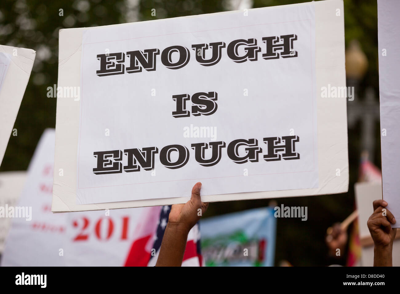 Mann hält ein Schild mit "Genug ist genug" bei protest Stockfoto