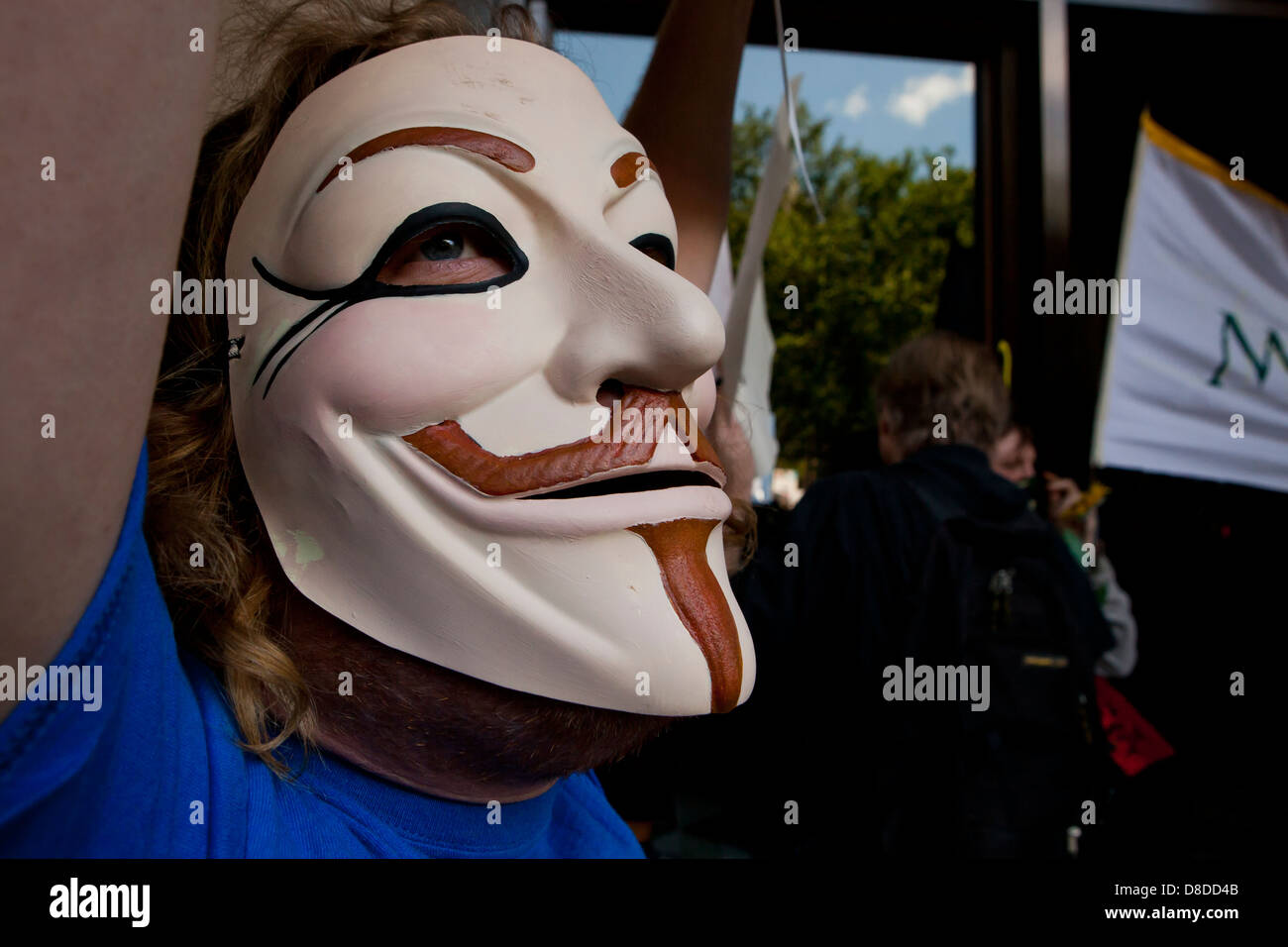 Mann trägt eine Guy Fawkes Maske Stockfoto