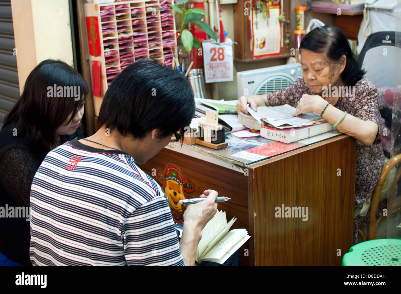 Wahrsagerin im Wong Tai Sin Temple, Hong Kong Stockfoto