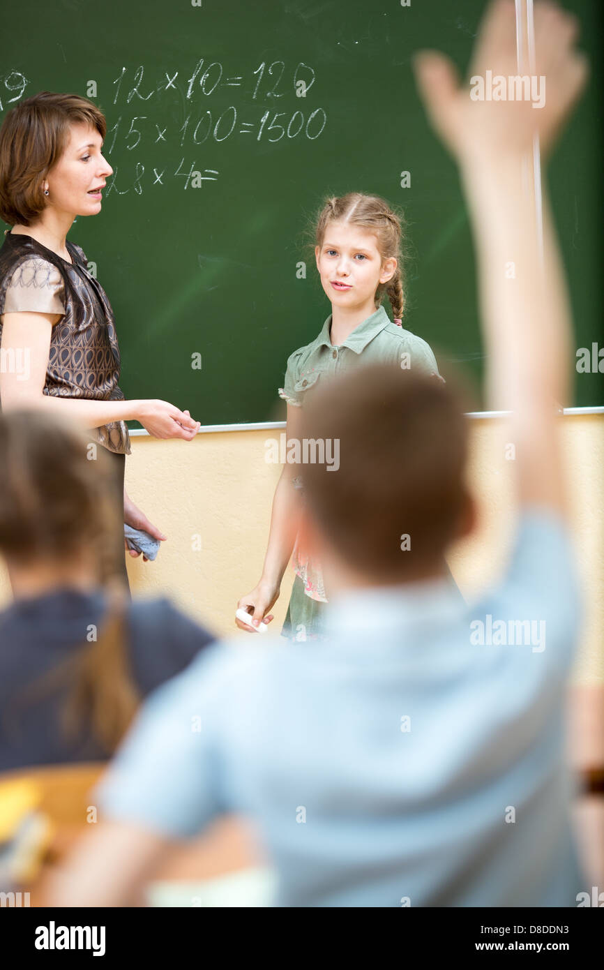 Schulkinder im Klassenzimmer im Mathematikunterricht Stockfoto